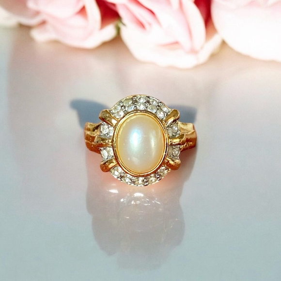 Vintage Vendome Crystal Faux Pearl Ring, Jewelry, Goldtone, Size 8 - Picture 5 of 8